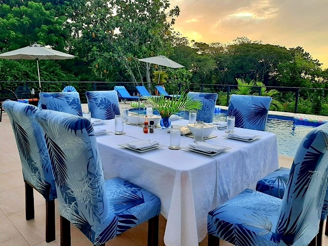 outdoor dining poolside