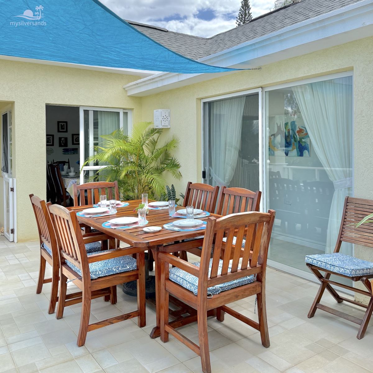 al fresco dining on the balcony